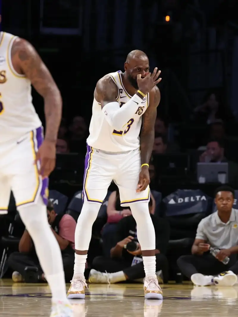 詹姆斯Ins:我就是一个课间在运动场玩耍的孩子,你好黑子们